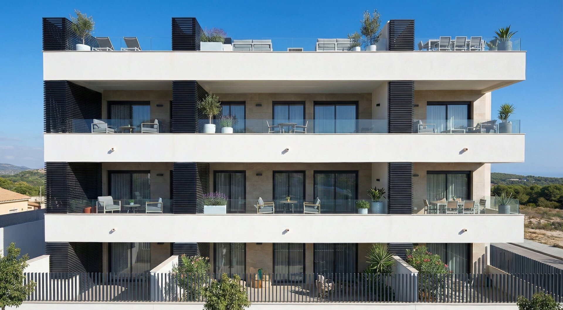 New-Build Apartment with Rooftop Pool – façade with pool and sun loungers