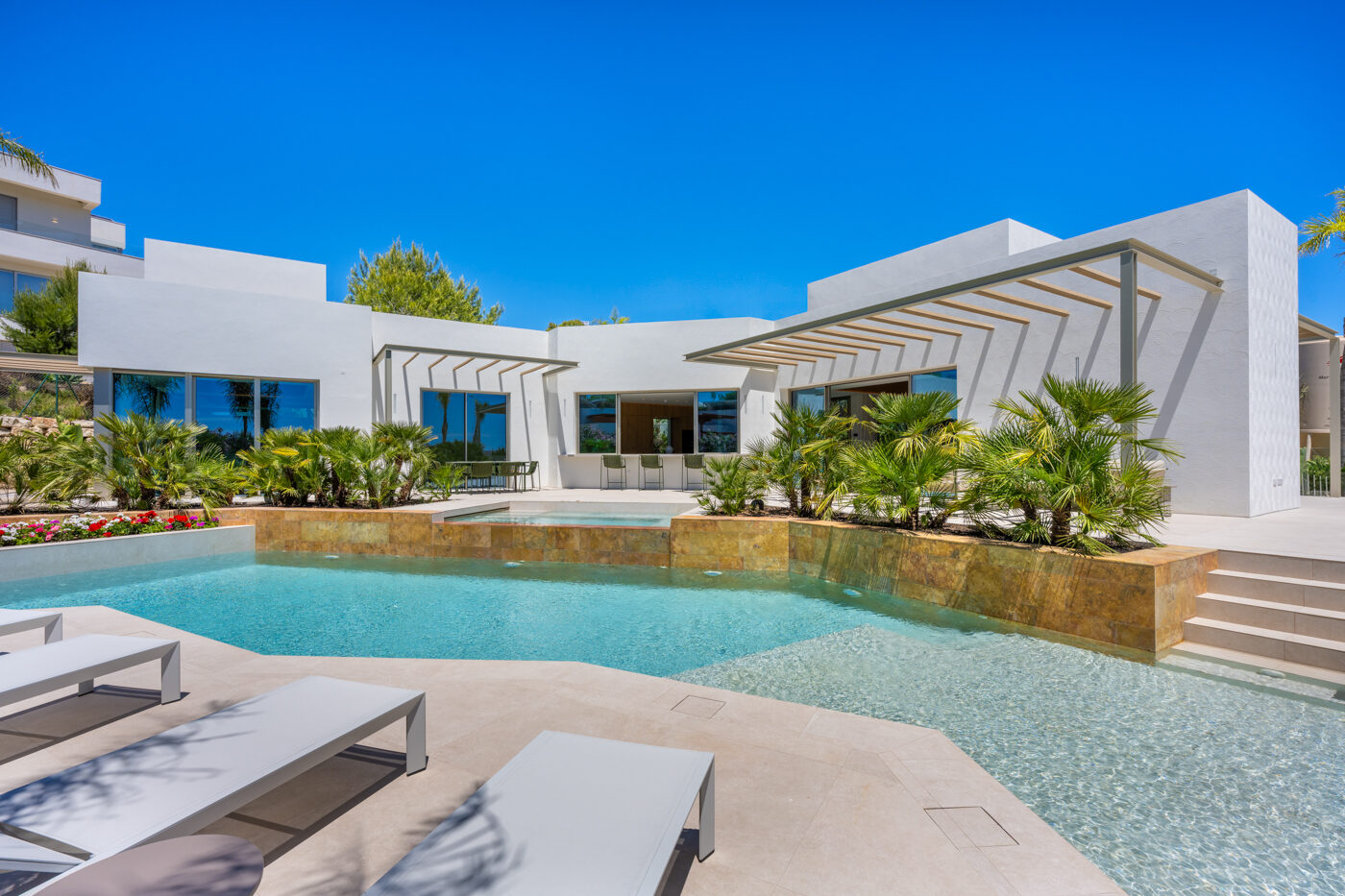 Key-ready villa with infinity pool near Campoamor