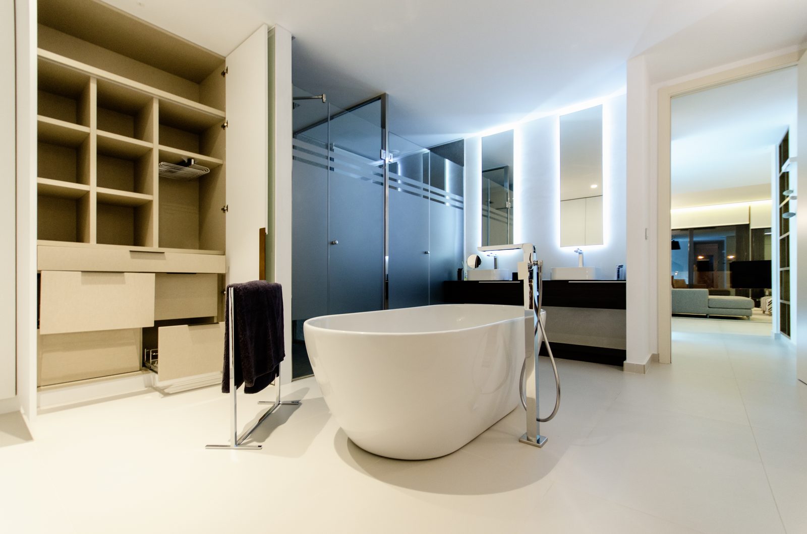 Villa de obra nueva con piscina, baño tipo spa y concepto de iluminación en Orihuela Costa – Foto 10