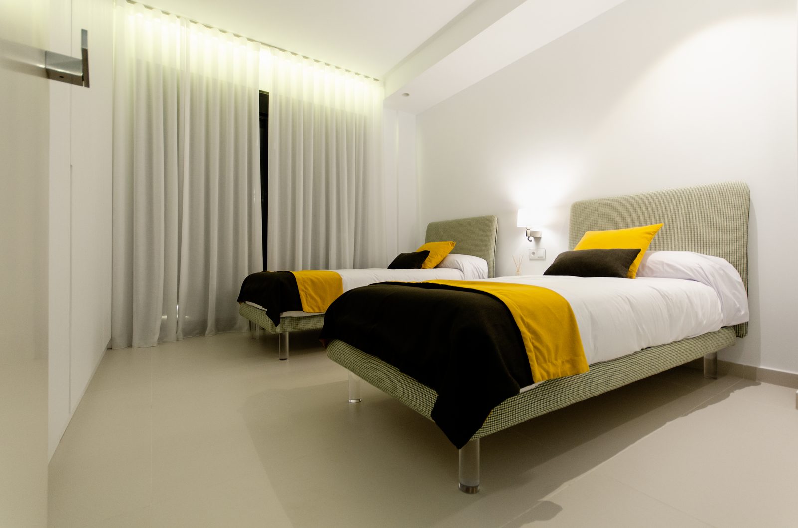 Villa de obra nueva con piscina, baño tipo spa y concepto de iluminación en Orihuela Costa – Foto 11