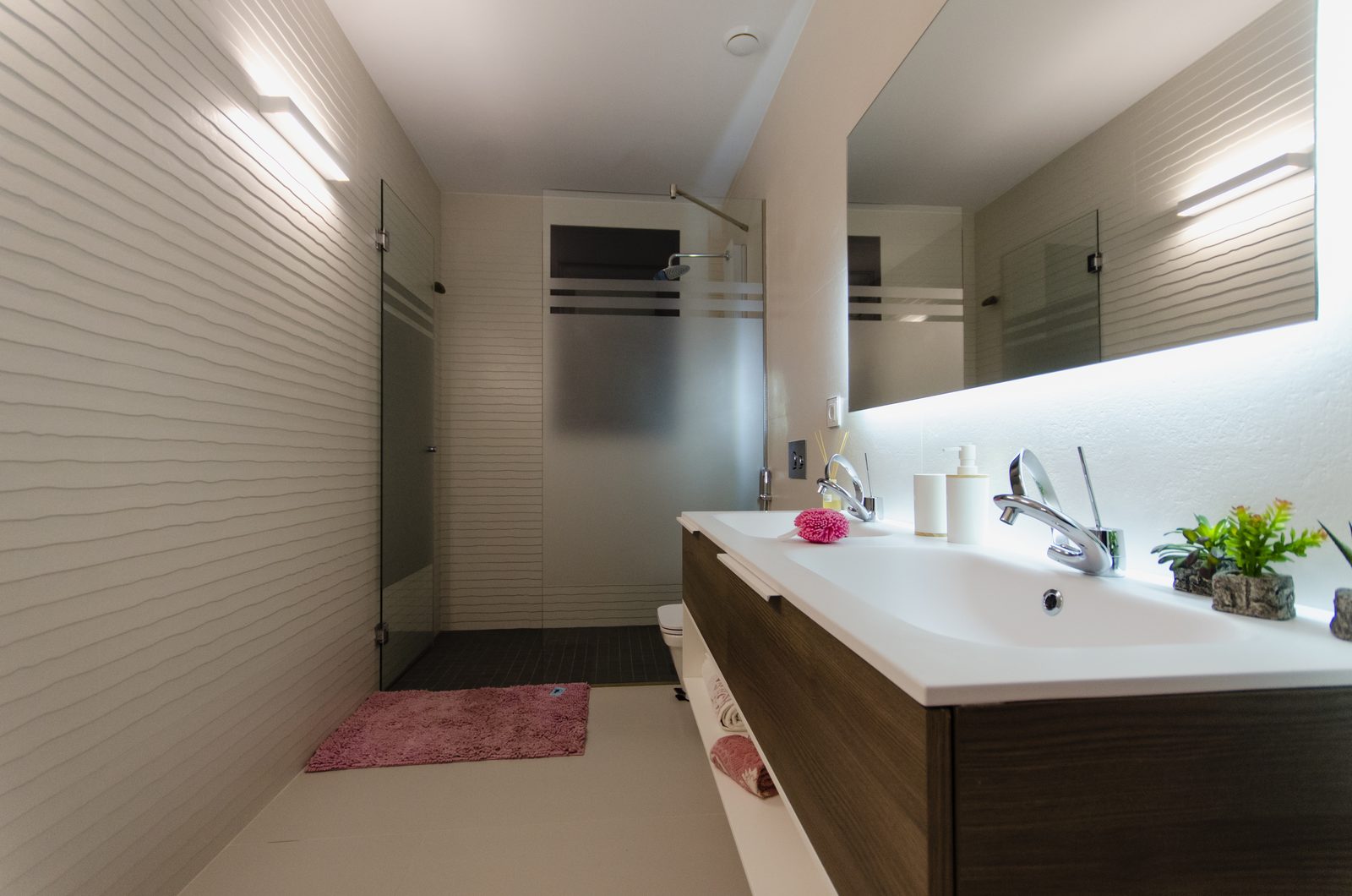 Villa de obra nueva con piscina, baño tipo spa y concepto de iluminación en Orihuela Costa – Foto 14