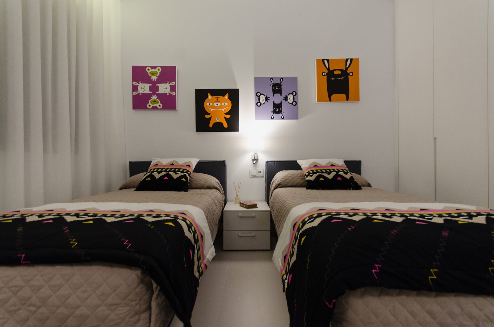 Villa de obra nueva con piscina, baño tipo spa y concepto de iluminación en Orihuela Costa – Foto 16