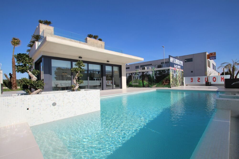 Villa de obra nueva con piscina, baño tipo spa y concepto de iluminación en Orihuela Costa – Foto 17
