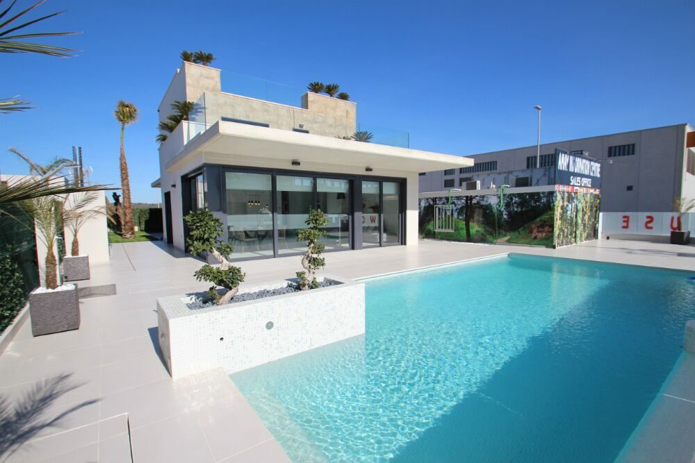 Villa de obra nueva con piscina, baño tipo spa y concepto de iluminación en Orihuela Costa – Foto 18