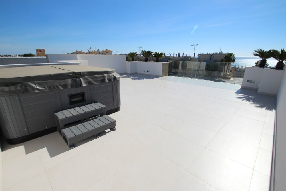 Villa de obra nueva con piscina, baño tipo spa y concepto de iluminación en Orihuela Costa – Foto 19
