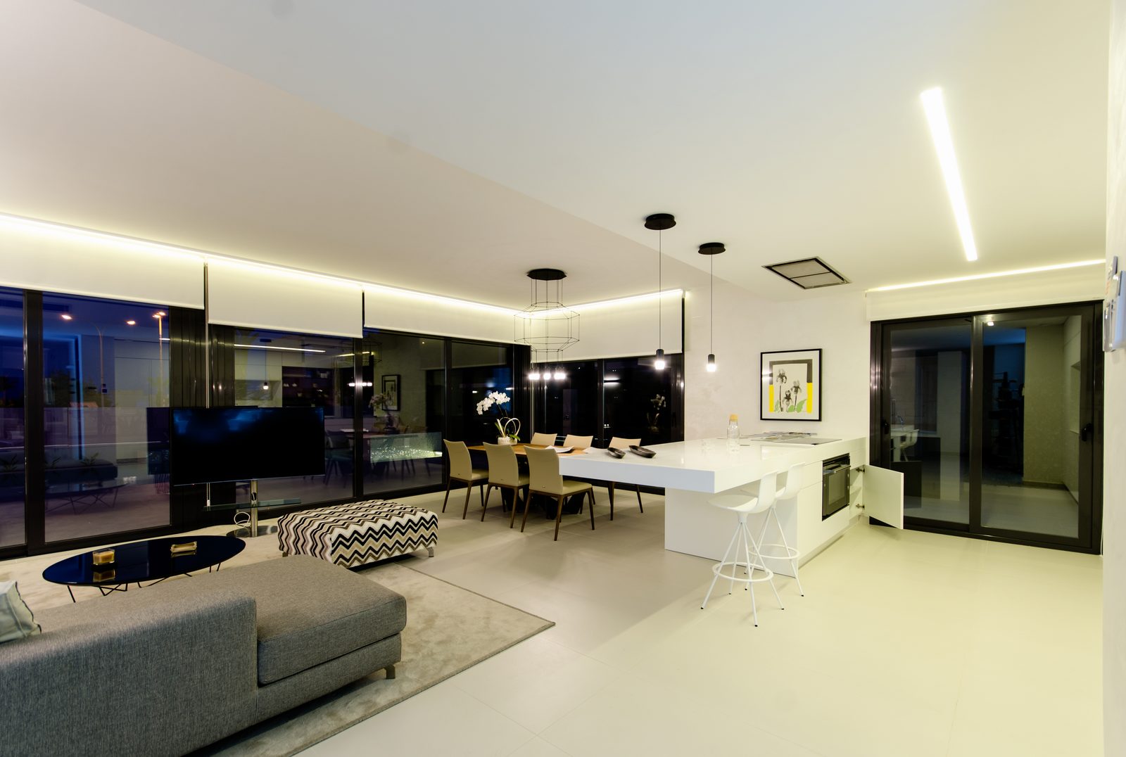 Villa de obra nueva con piscina, baño tipo spa y concepto de iluminación en Orihuela Costa – Foto 2