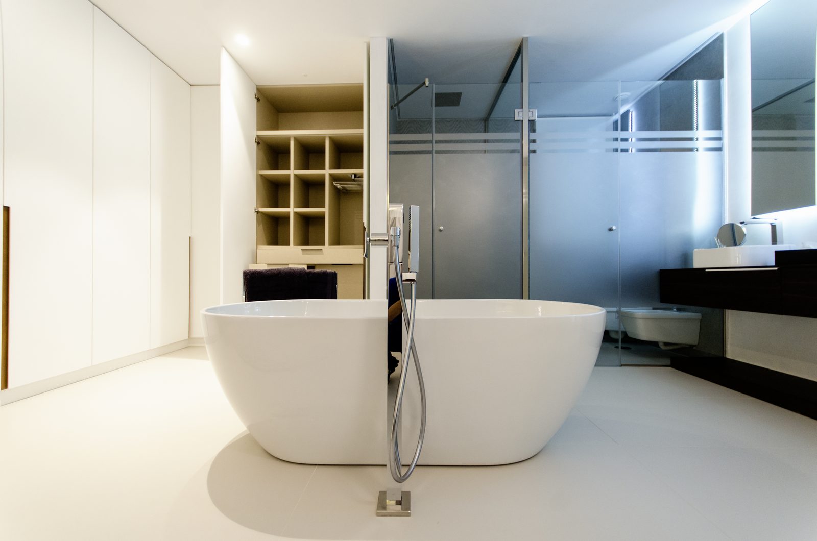 Villa de obra nueva con piscina, baño tipo spa y concepto de iluminación en Orihuela Costa – Foto 20