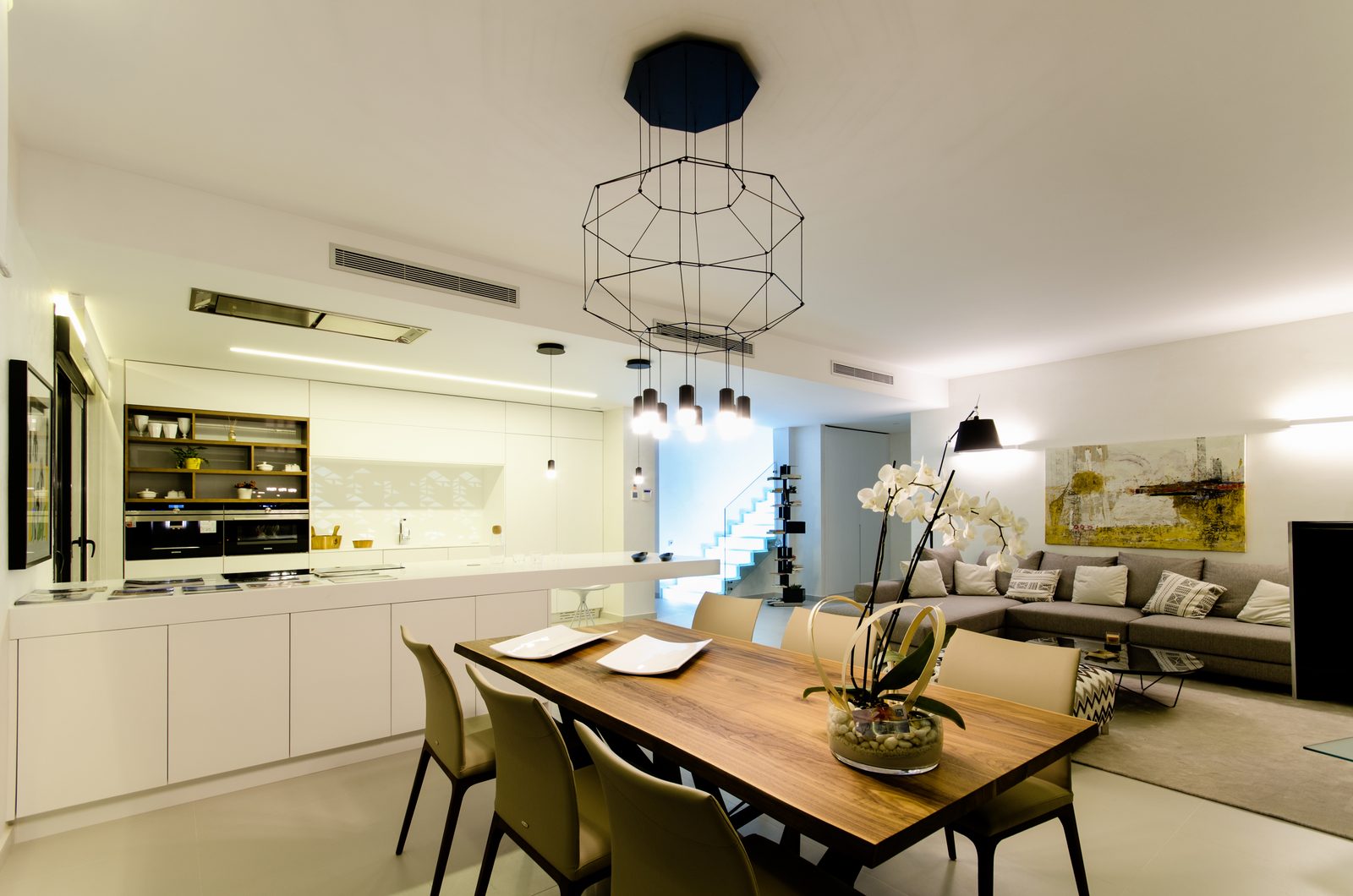 Villa de obra nueva con piscina, baño tipo spa y concepto de iluminación en Orihuela Costa – Foto 4