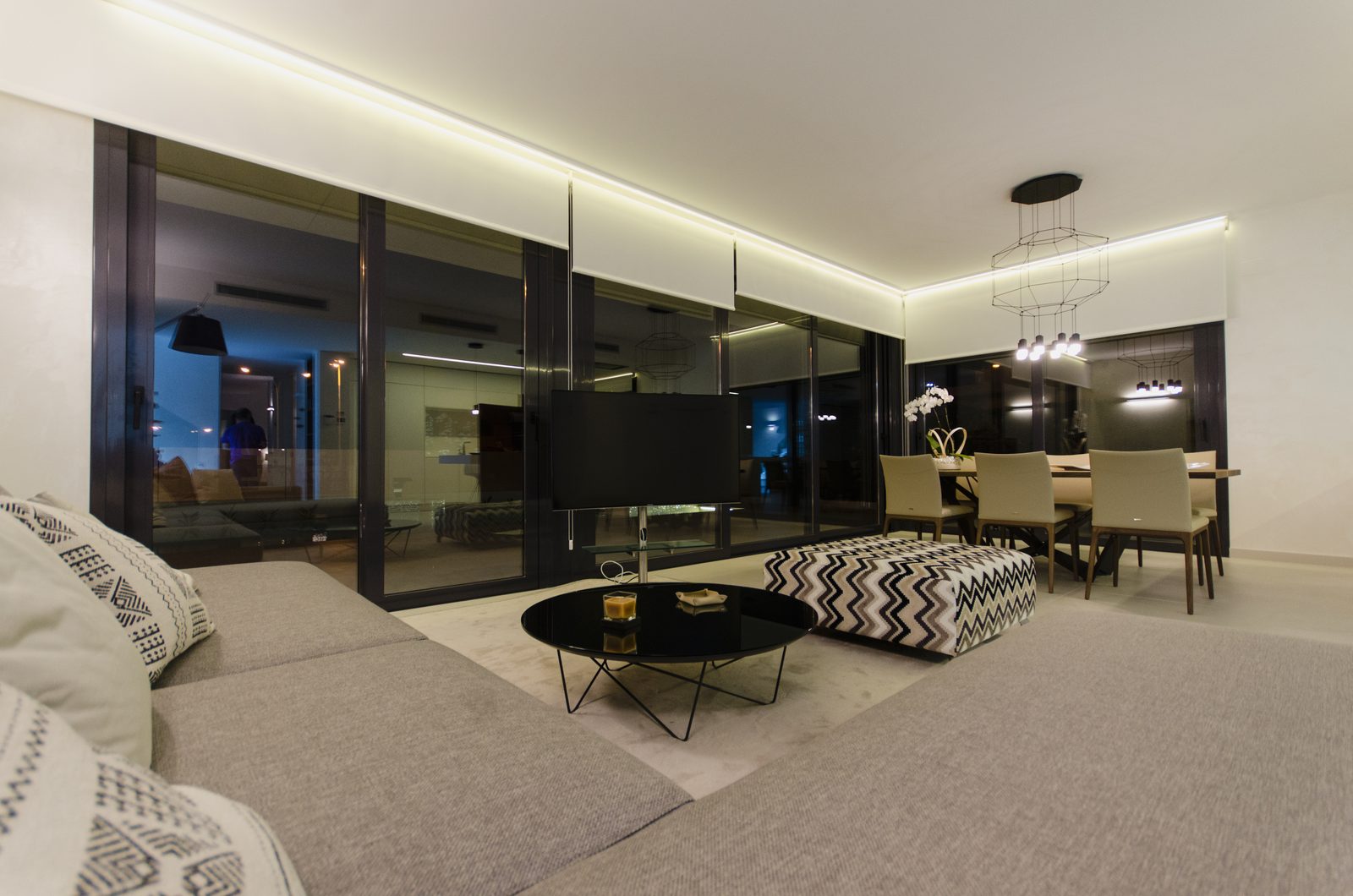 Villa de obra nueva con piscina, baño tipo spa y concepto de iluminación en Orihuela Costa – Foto 5