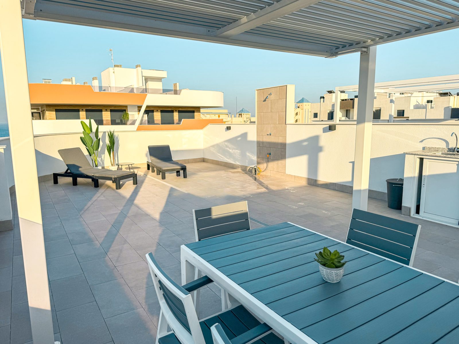 Corner apartment with 66 m² solarium – Arenales del Sol
