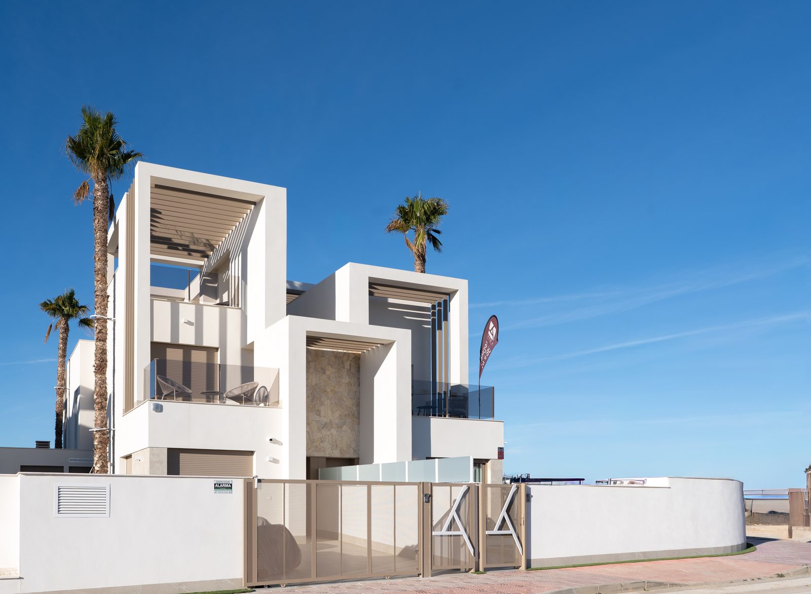 Townhouse with large plot and pool – Los Alcázares