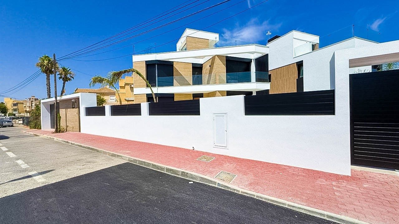 Designer villa with pool – Torrevieja