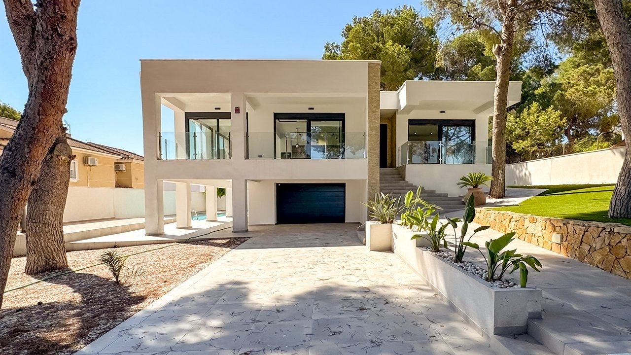 Luxury villa with pool and basement – Torrevieja