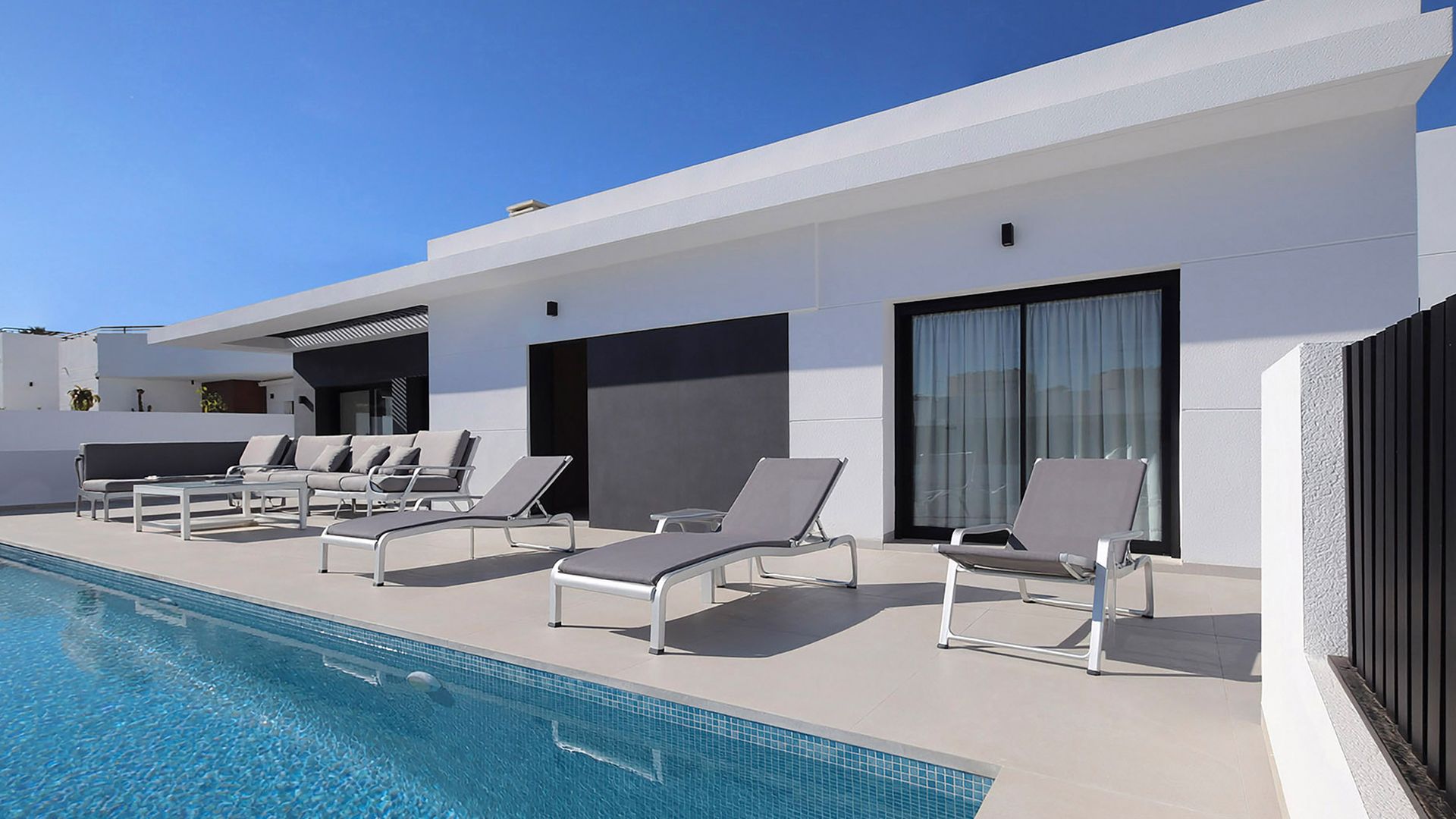 Key-ready villa with pool in Quesada